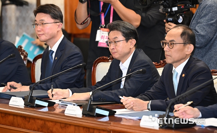 통신사 및 금융사 해킹사고 관련 긴급현안점검회의가 22일 서울 종로구 정부서울청사에서 열렸다. 고학수 개인정보보호위원장(오른쪽부터), 이억원 금융위원장, 류제명 과학기술정보통신부 제2차관 등 참석자들이 김민석 국무총리의 모두발언을 듣고 있다.  이동근기자 foto@etnews.com