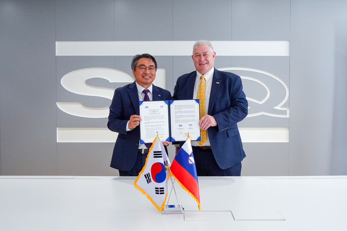김현철 KTR 원장(왼쪽)이 슬로베니아 SIQ GL 제임스 피 보예 대표와 상호 협력체계 구축을 위한 업무협약을 체결했다. KTR