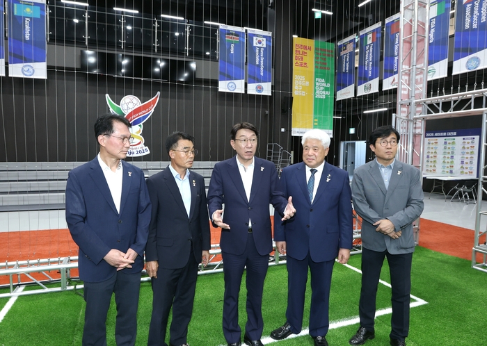 우범기 전주시장과 김정태 전주상공회의소회장은 대회를 사흘 앞둔 22일 개막식이 펼쳐질 전주월드컵경기장 주경기장, 대형돔(TFS텐트) 및 드론축구 특설경기장, 시상식 야외무대 행사장, 2025 Buy전주 GOGO페스티벌 행사장, 전주함께장터 행사장, 시 문화예술공연장 등을 방문해 준비 상황을 꼼꼼히 점검했다.