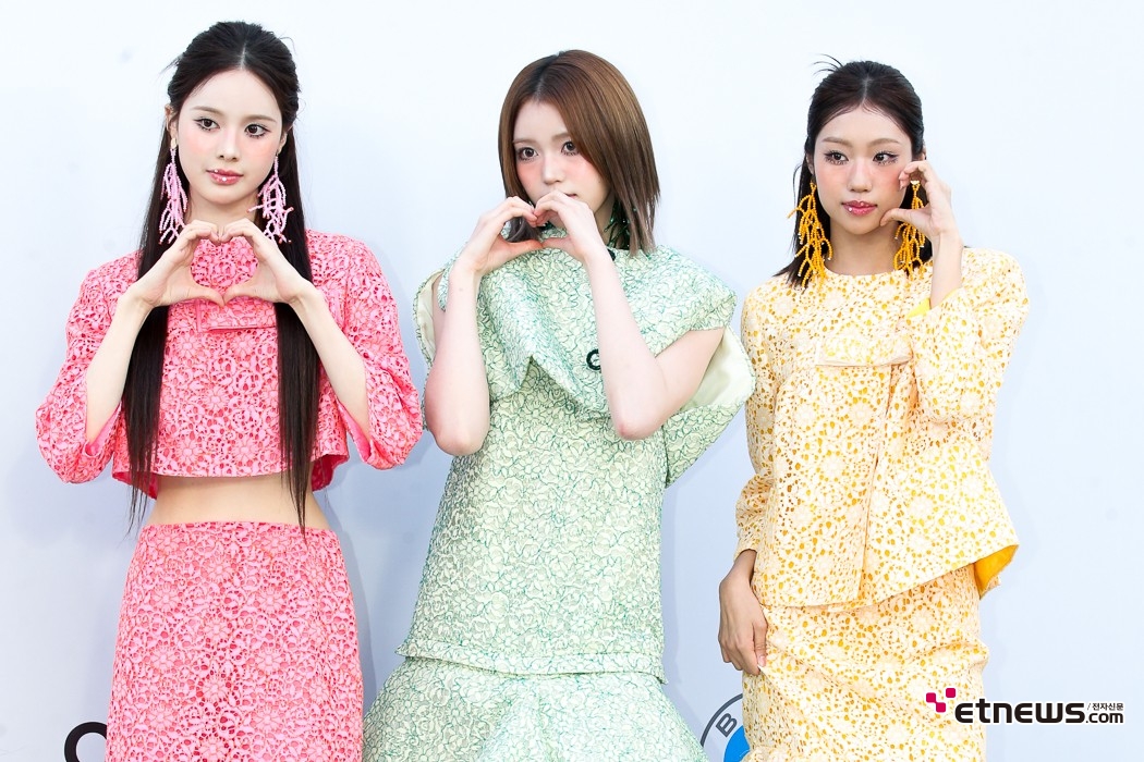 [ET포토] 이즈나 방지민-최정은-정세비, '칼라가 빛나는 하트'