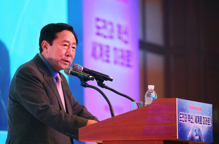 23ÀÏ Á¦ÁÖ ·Ôµ¥È£ÅÚ¿¡¼ ¿¸° '2025 Áß¼Ò±â¾÷ ¸®´õ½ºÆ÷·³' °³¸·½Ä¿¡¼ ±è±â¹® Áß¼Ò±â¾÷Áß¾Óȸ ȸÀåÀÌ Àλ縻À» Çϰí ÀÖ´Ù. ¡´Ãâó:Áß±âÁß¾Óȸ¡µ