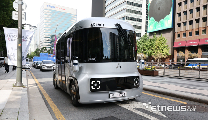 운전석 없는 자율주행셔틀 '청계A01'이 23일 서울 중구 청계천 일대에서 시범 운행을 하고 있다. 운행구간은 청계광장~청계3가(세운상가)~청계5가(광장시장) 왕복 4.8km이며 주중 평일 오전 10시부터 오후 5시까지 운행한다.
김민수기자 mskim@etnews.com