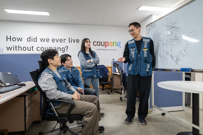 CFS 오토메이션 엔지니어들이 업무 아이디어를 나누고 있다