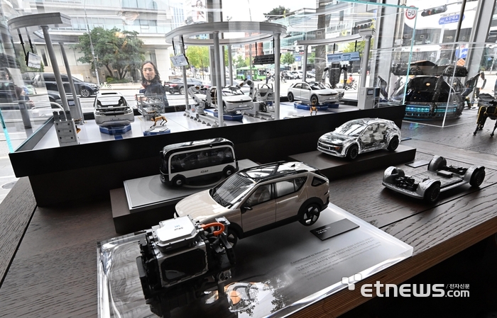 현대 모터스튜디오 서울 오토라이브러리에 전시된 로보틱스, 스마트팩토리, 로보택시 등 현대차의 미래 모빌리티 비전 모습. 이동근기자 foto@etnews.com