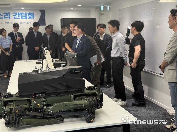 유원지리정보시스템, 'AI반도체 응용실증지원사업'으로 개발한 실증 시제품...기재부 간담회서 시연