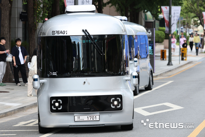 운전석 없는 자율주행셔틀 '청계A01'이 23일 서울 중구 청계천 일대에서 시범 운행을 하고 있다. 운행구간은 청계광장~청계3가(세운상가)~청계5가(광장시장) 왕복 4.8km이며 주중 평일 오전 10시부터 오후 5시까지 운행한다. 김민수기자 mskim@etnews.com