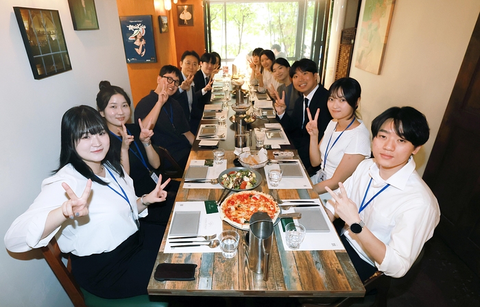 권대영 금융위원회 부위원장(왼쪽 앞에서 4번째)이 22일 오후 서울 종로구 한 식당에서 금융위 청년인턴 11명과 오찬간담회를 통해 청년들의 생활 전반에 대한 애로 등을 청취 후 청년들의 미래를 지원하기 위한 금융정책에 대해 논의했다. 사진=금융위원회