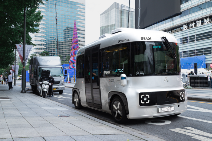 운전석 없는 진짜 자율주행버스, 서울 청계천 달린다