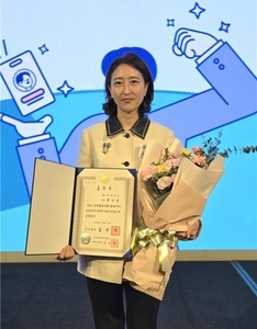 2025년 일자리창출 지원 유공 정부포상' 국무총리 표창을 수상한 최윤정 과장(사진=광운데)