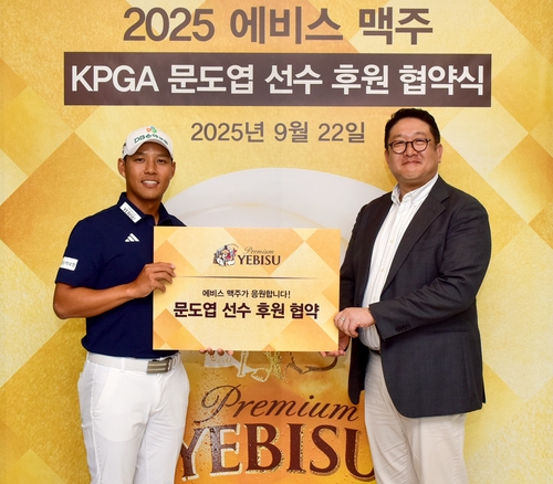 정범식 엠즈베버리지 대표(오른쪽)와 문도엽 프로