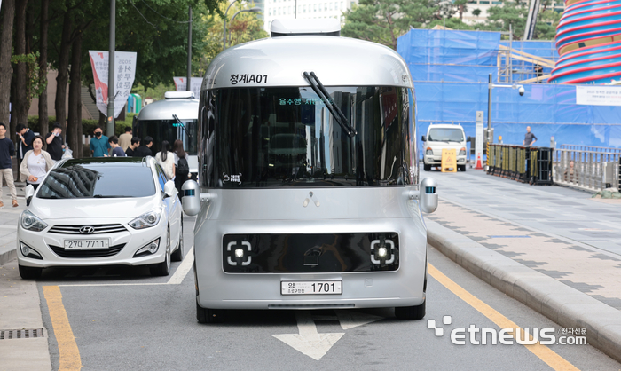 [포토] 청계천 자율주행셔틀 시범운행