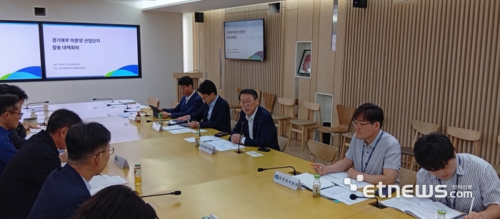 경기도가 22일 도청 북부청사에서 경기북부 산업단지 분양 활성화를 위한 관계기관 합동 대책회의를 열었다.