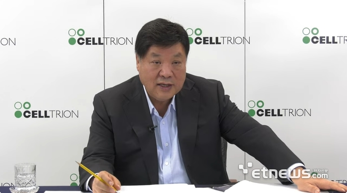 서정진 셀트리온 그룹 회장이 23일 오전 온라인 간담회를 열고 공장 인수와 관련 설명하고 있다.