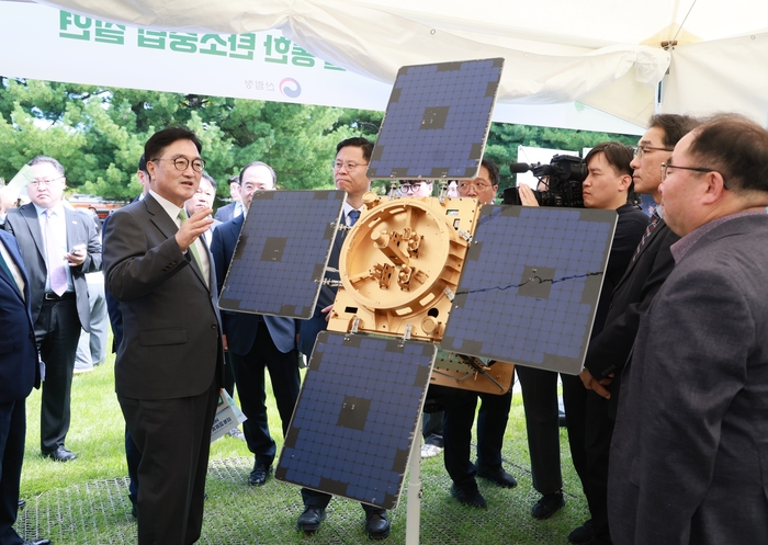 우원식 국회의장이 23일 오전 국회 잔디광장에서 열린 2025 국회 입법박람회에 참여해 국회, 정부, 지방자치단체, 공공기관, 시민단체 등의 우수입법·정책 홍보 전시관을 둘러봤다. (사진=국회의장실)