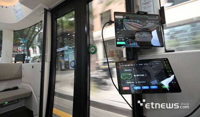 [포토] 청계천에서 시범운행하는 자율주행셔틀