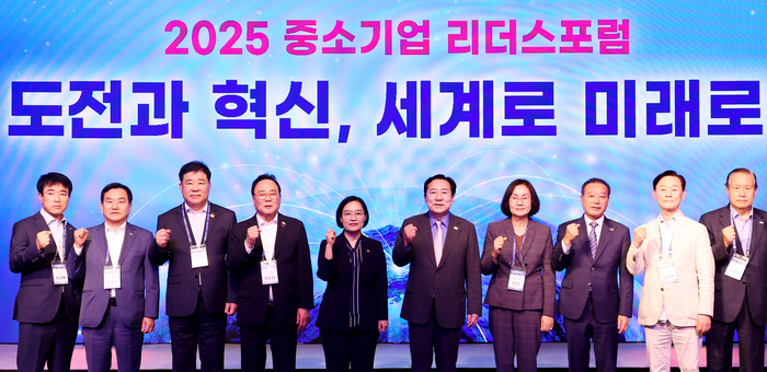 ÇѼº¼÷ Áß±âºÎ Àå°ü(¿ÞÂÊ ´Ù¼¸¹øÂ°), ±è±â¹® Áß¼Ò±â¾÷Áß¾Óȸ ȸÀå(¿ÞÂÊ ¿©¼¸¹øÂ°)À» Æ÷ÇÔÇØ Áß±âÁß¾Óȸ °ü°èÀÚµéÀÌ 23ÀÏ Á¦ÁÖ¿¡¼ ¿¸° '2025 Áß¼Ò±â¾÷ ¸®´õ½ºÆ÷·³' °³¸·½Ä¿¡¼ ±â³äÃÔ¿µÀ» Çϰí ÀÖ´Ù. ¡´Ãâó:Áß±âÁß¾Óȸ¡µ