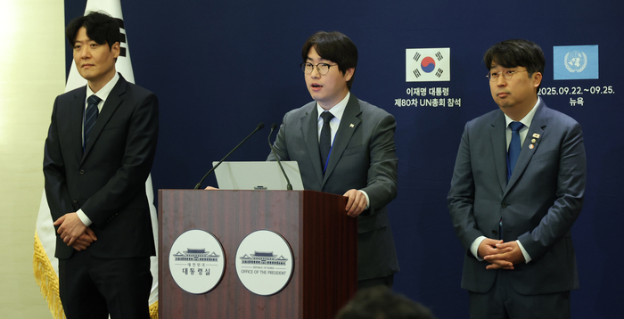 브리핑하는 하정우 AI미래기획수석
(뉴욕=연합뉴스) 한상균 기자 = 하정우 AI미래기획수석이 22일(현지시간) 미국 뉴욕 한 호텔의 한국프레스센터에서 이재명 대통령의 세계경제포럼 의장 접견 관련 브리핑을 하고 있다.
왼쪽부터 김우창 국가AI정책비서관, 하 수석, 더불어민주당 차지호 의원. 2025.9.23
xyz@yna.co.kr
(끝)