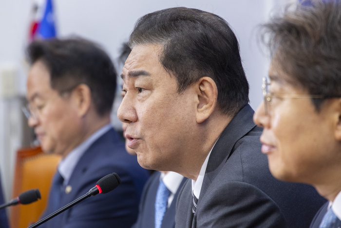 더불어민주당 김병기 원내대표가 23일 국회에서 열린 원내대책회의에서 정기국회 내 쟁점법안 처리 의지를 밝히고 있다. 연합뉴스