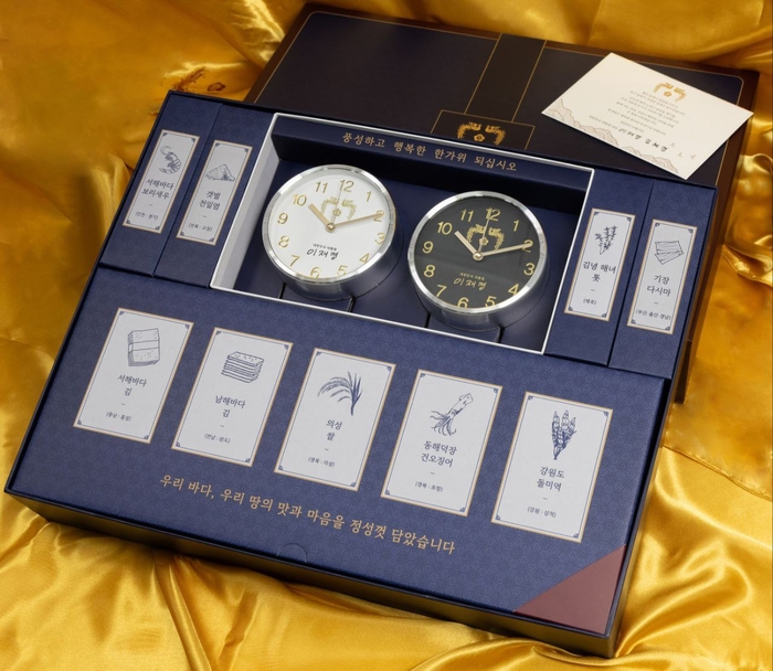 이재명 대통령, 추석 선물 공개      (서울=연합뉴스) 이재명 대통령은 취임 후 첫 명절을 맞이해 산업재해 피해 유족을 비롯한 사회 각계각층에 추석 선물을 전달한다고 23일 대통령실이 밝혔다.     선물 제공 대상에는 각계 주요 인사는 물론 호국영웅과 재난·재해 피해 유족, 사회적 배려 계층 등이 포함됐다.  2025.9.23  [대통령실 제공. 재판매 및 DB 금지]     photo@yna.co.kr (끝)