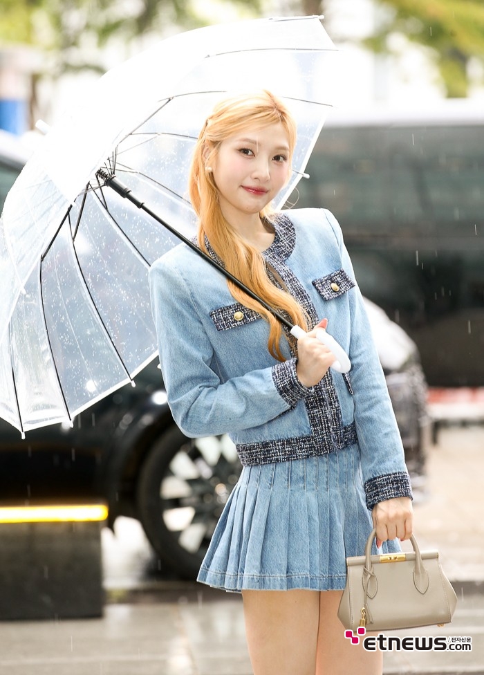 [ET포토] 조이, '트위드 재킷에 초미니'