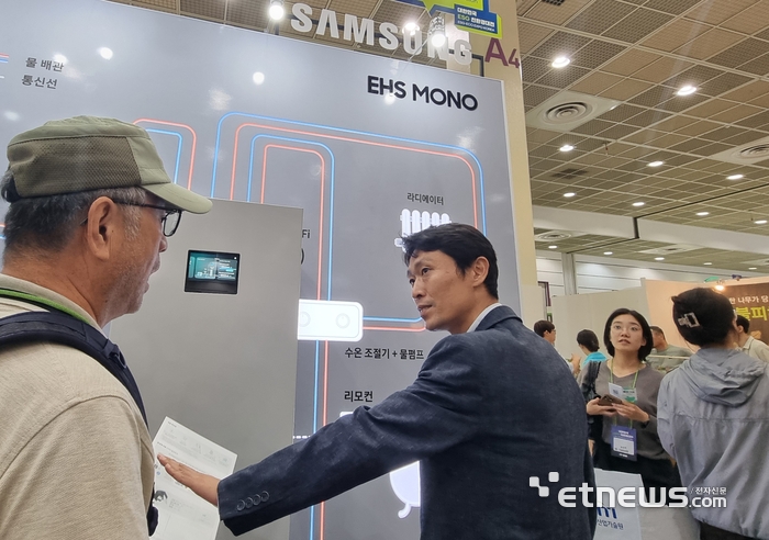 표순재 삼성전자 수석연구원이 24일 서울 코엑스에서 열린  '2025 대한민국 환경·사회·지배구조(ESG) 친환경대전' 부스에서 관람객에게 가정용 히트펌프 'EHS MONO'를 설명하고 있다.