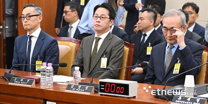 [포토] 안경고쳐쓰는 김영섭