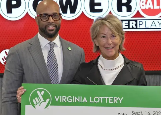 버지니아 복권 추첨에서 처음 다섯 개 숫자 가운데 네 개와 파워볼 번호를 맞힌 캐리 에드워즈. 사진=버지니아 복권위원회