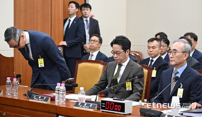 [포토] 인사하는 윤종하 MBK 부회장