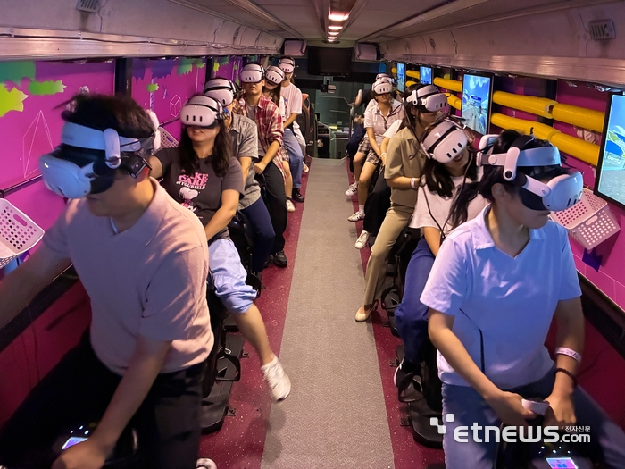 2025 경남 디지털위크 '더 넥스트 AI' 관람객이 '찾아가는 디지털 VR·AR 체험버스'에서 실감형 확장현실 콘텐츠를 경함하고 있다.