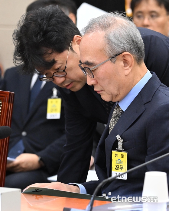 [포토] 자료살펴보는 김영섭
