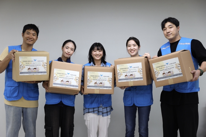 지난 23일 서울 양재동 양재종합사회복지관에서 SPC그룹 임직원들이 취약계층에 전달할 식품 꾸러미를 만드는 추석맞이 봉사활동을 마치고 기념촬영을 하고 있다.