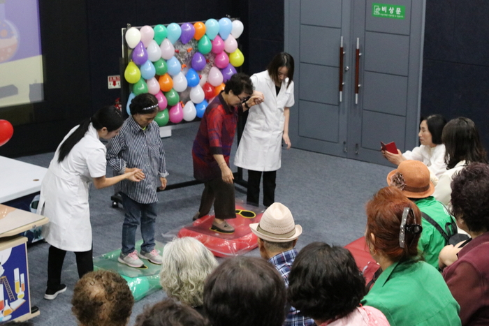 국립광주과학관은 23일 월산초등학교(남구), 쌍촌종합사회복지관(서구) 어르신 40여 명을 과학관으로 초청한 가운데 '제3회 성인 과학문해교실' 행사를 성공적으로 개최했다.
