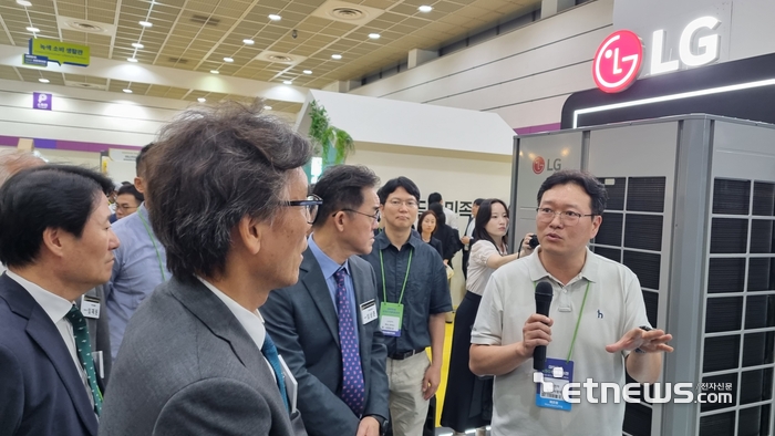 서정석 LG전자 ES한국SE팀장이 24일 서울 코엑스에서 열린 '2025 대한민국 환경·사회·지배구조(ESG) 친환경대전' 부스에서 금한승 환경부 차관, 임상준 한국환경공단 이사장, 김영기 한국환경산업기술원 이사장 직무대행 등 참석자에게 상업용 히트펌프 '멀티 브이아이'를 설명하고 있다.