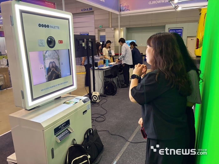 2025 경남 디지털위크 '더 넥스트 AI' 관람객이 확장현실 촬영 기술과 3D 엔진 제작 기술을 융합한 'XRapture' 포토 솔루션을 체험하고 있다.