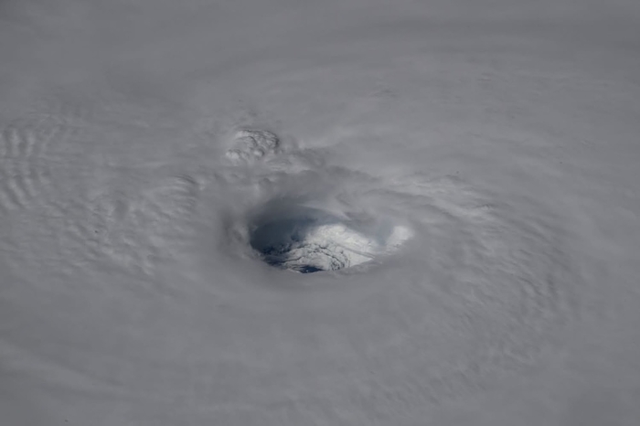 22일 18호 태풍 '라가사'의 눈. 사진=조니 김 인스타그램(jonnykimusa)/국제우주정거장(ISS)