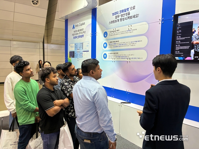 2025 경남 디지털위크 '더 넥스트 AI' 삼성SDS 부스를 찾은 관람객이 생성형 AI 기반 협업 솔루션 '브리티 코파일럿(Brity Copilot)'에 대한 설명을 듣고 있다.