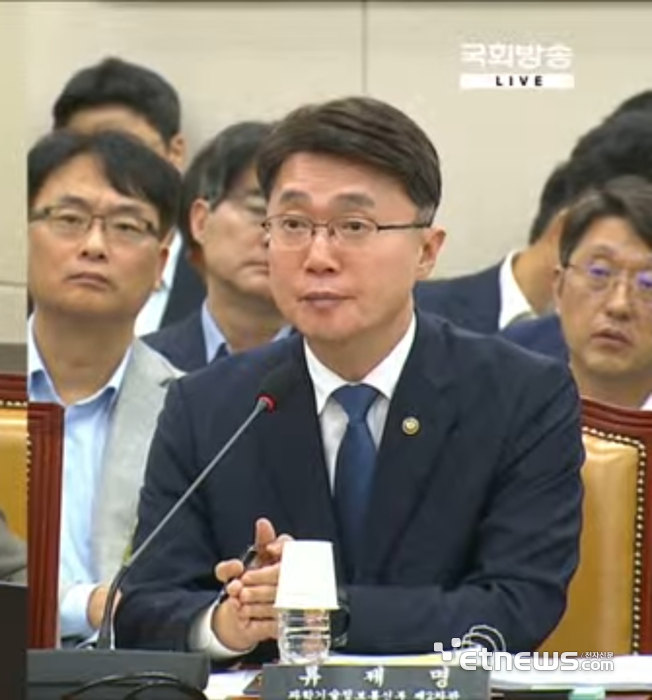 류제명 과학기술정보통부 제2차관이 24일 오전 국회 과학기술정보방송통신위원회에서 열린 통신·금융 등 대규모 해킹사고 관련 청문회에서 답변하고 있다.