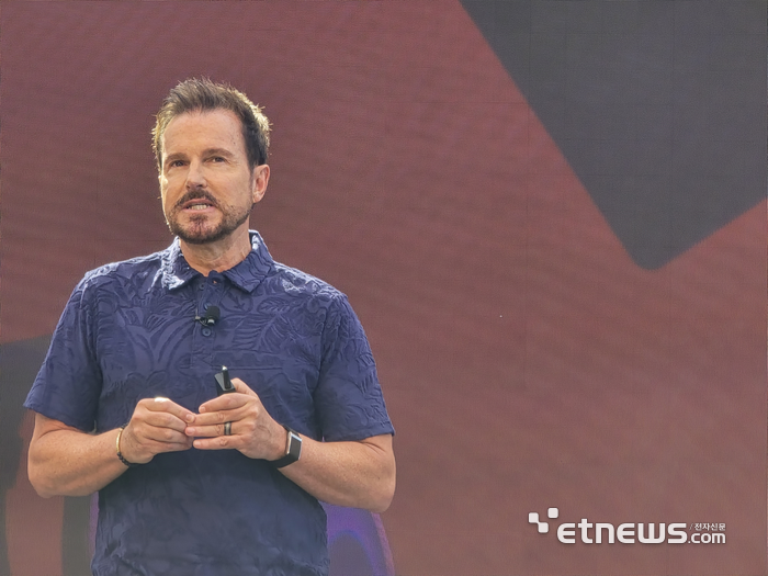 돈 맥과이어 퀄컴 수석 부사장 겸 최고마케팅책임자(CMO)가 23일(현지시간) 미국 하와이주 마우이에서 열린 '스냅드래곤 서밋 2025'에서 발표하고 있다. (사진=공동취재기자단)