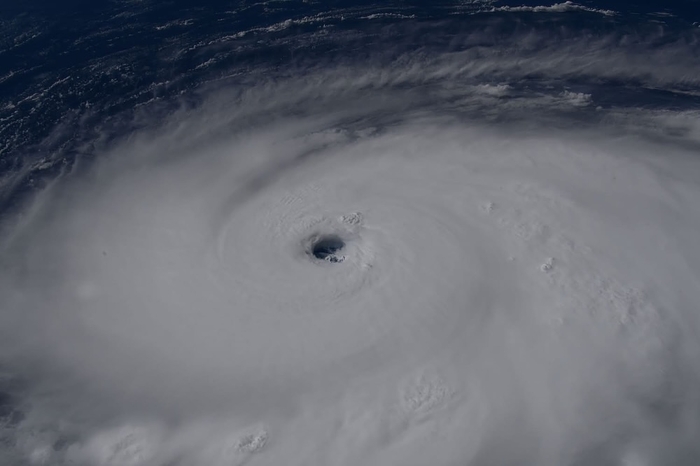 22일 18호 태풍 '라가사'의 눈. 사진=조니 김 인스타그램(jonnykimusa)/국제우주정거장(ISS)