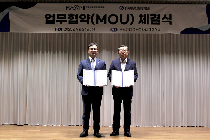 허청회 한국지능형교통체계협회 회장(왼쪽)과 조성환 한국자율주행산업협회 회장