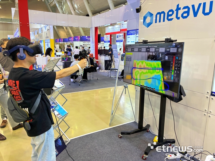 2025 경남 디지털위크 '더 넥스트 AI' 관람객이 메타뷰 부스에서 확장현실 기반 페인트 도장 훈련 솔루션을 체험하고 있다.