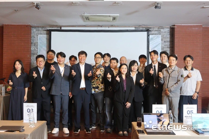 타오스가 태국 시장개척단에 차가 현지 기업들과 MOU를 체결한뒤 기념촬영하고 있다.