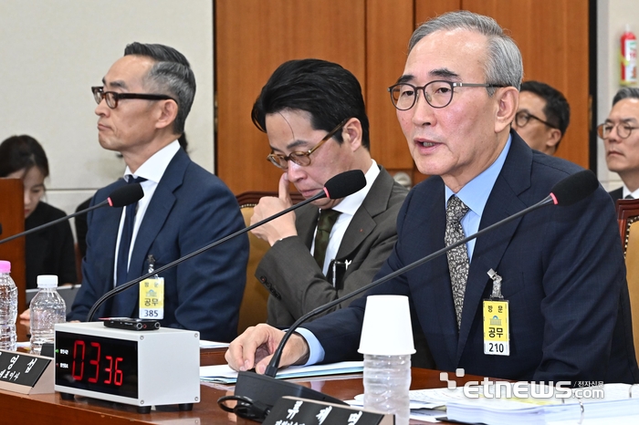 [포토] 답변하는 김영섭 KT 대표