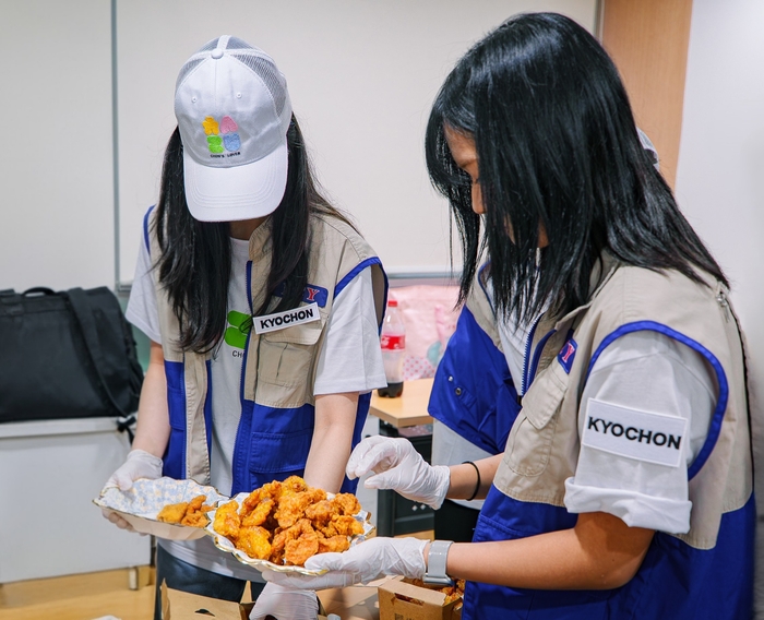 교촌치킨, 대학RCY '촌스러버'와 어르신 치매 예방 봉사