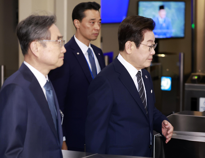 이재명 대통령, 유엔 도착     (뉴욕=연합뉴스) 한상균 기자 = 이재명 대통령이 23일(현지시간) 기조연설을 위해 미국 뉴욕 유엔본부에 도착하고 있다. 왼쪽은 조현 외교부 장관. 2025.9.24     xyz@yna.co.kr (끝)