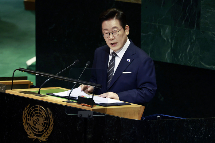 유엔 총회 기조연설하는 이재명 대통령     (뉴욕=연합뉴스) 한상균 기자 = 이재명 대통령이 23일(현지시간) 미국 뉴욕 유엔본부 총회장에서 기조연설을 하고 있다. 2025.9.24     xyz@yna.co.kr (끝)