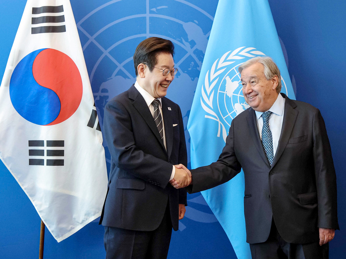 이재명 대통령, 유엔 사무총장 접견     (뉴욕=연합뉴스) 한상균 기자 = 이재명 대통령이 23일(현지시간) 미국 뉴욕 유엔본부에서 안토니우 구테흐스 사무총장을 접견하며 악수하고 있다. 2025.9.24     xyz@yna.co.kr (끝)
