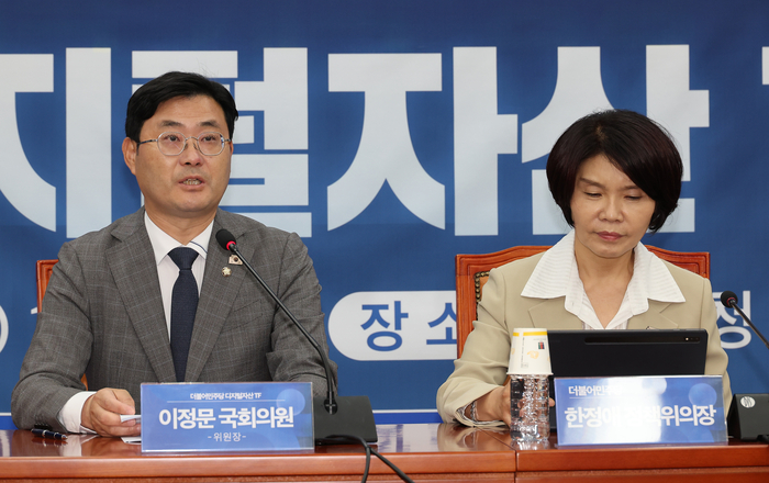 이정문 더불어민주당 디지털자산TF위원장(왼쪽)과 한정애 정책위의장. (사진=연합뉴스)