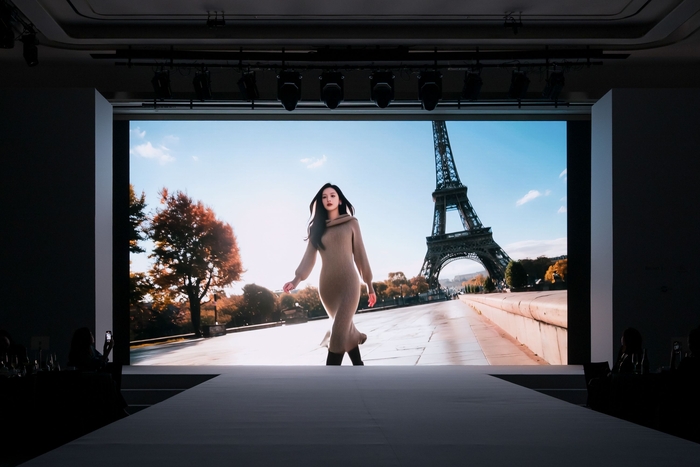 AI 모델이 런웨이에…KT알파 쇼핑, 패션쇼서 신상품 40여종 공개