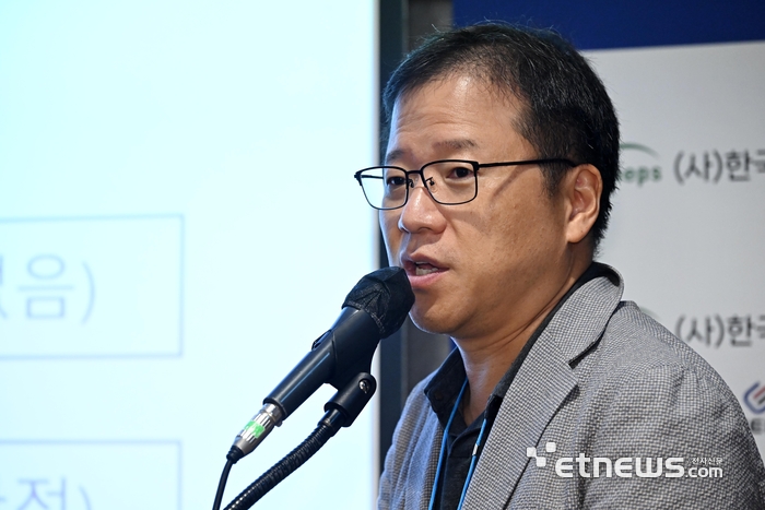 김성동 서울과학기술교육대 교수가 반도체 패키징 발전 정책 포럼에서 '패키징 인력양성사업 협황'을 주제로 발표하고 있다.  이동근기자 foto@etnews.com